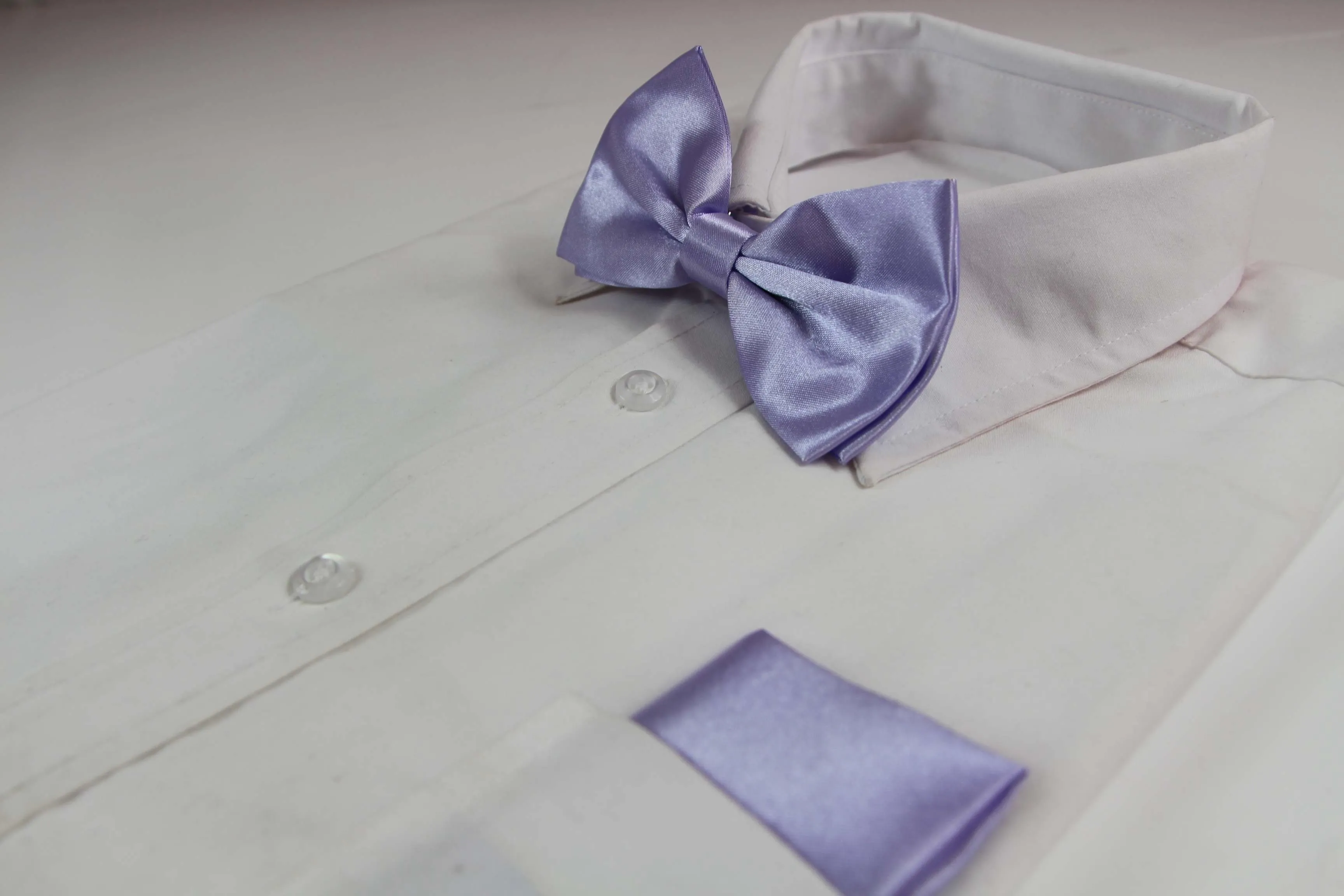 Mens Lavender Plain Bow Tie & Matching Pocket Square Set