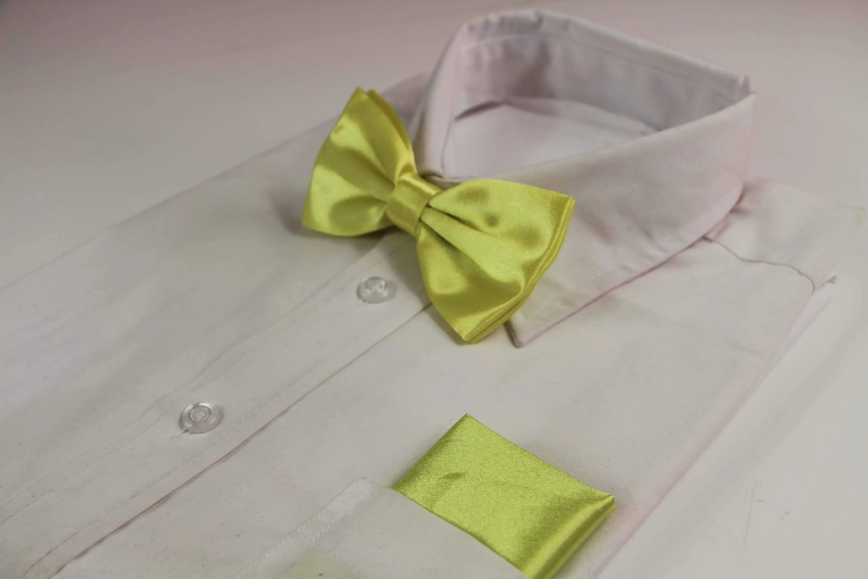 Mens Lime Plain Bow Tie & Matching Pocket Square Set