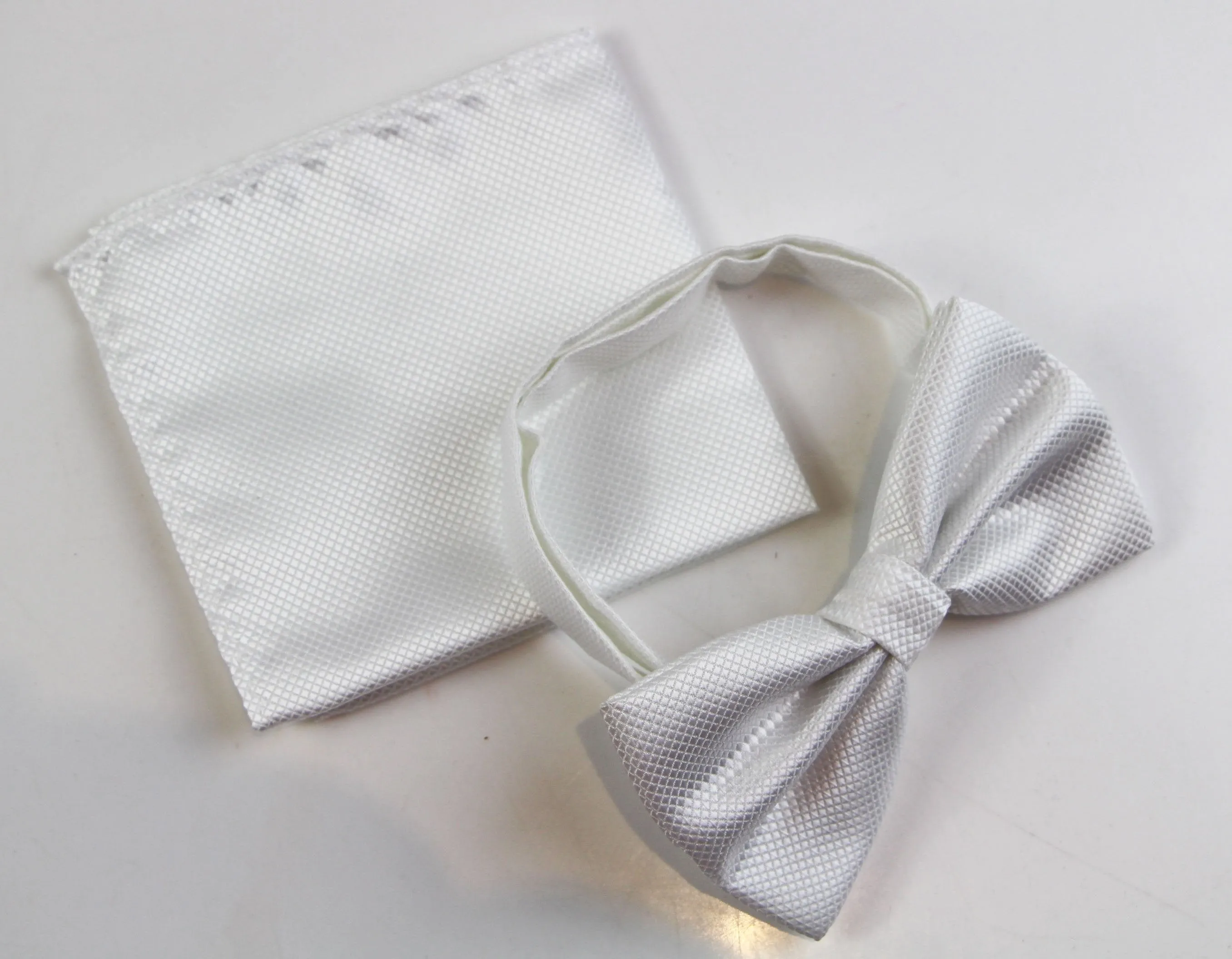 Mens White Plain Coloured Checkered Bow Tie & Matching Pocket Square Set